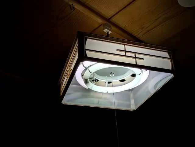 電球交換後に点灯した室内照明