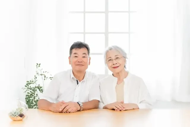 自宅で穏やかに暮らす日本人の高齢夫婦